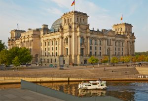 Penichette auf der Spree vor dem Bundestag