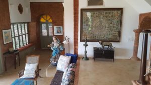 Wohnzimmer im Ahilya by the Sea mit Madonna