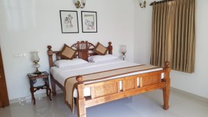 Doppelbett im Highland Heritage Hotel Goa