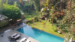 Pool und Park im Highland Heritage Hotel Goa