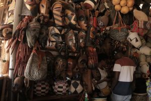 Masken im Souvenirshop in Kigali