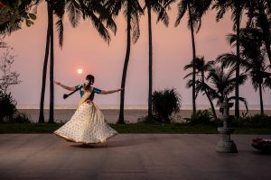 Tanzvorführung bei Sonnenuntergang Ayurveda